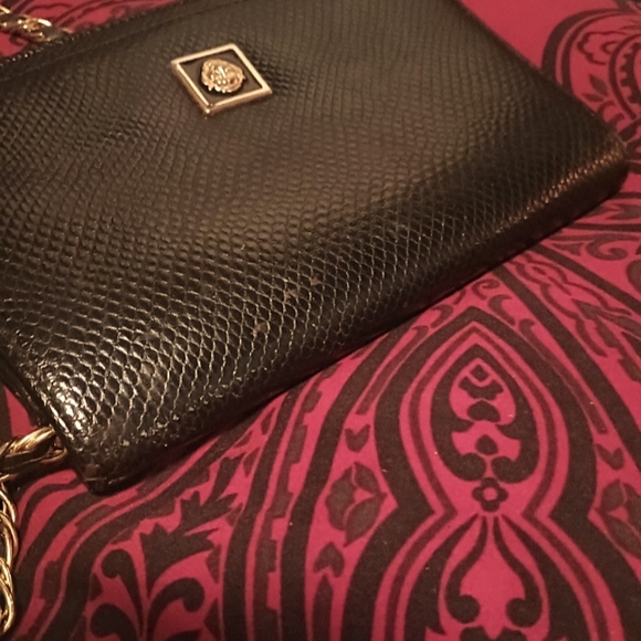 VTG BLACK CROSSBODY BAG W/ METAL EMBLEM & MIXED CHAIN - Picture 3 of 9